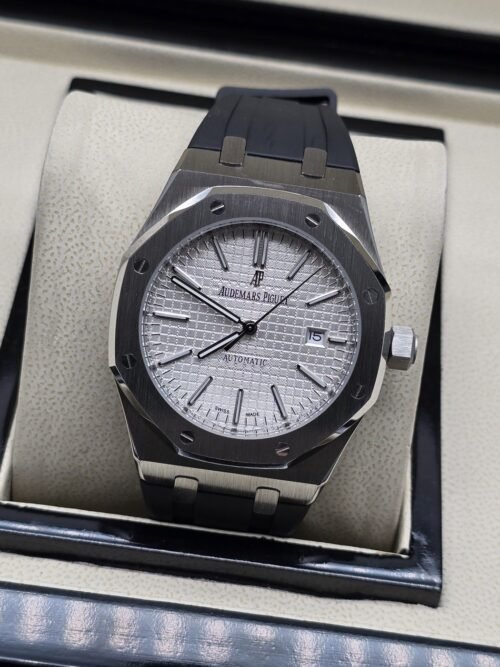 Audemars Piguet — esfera blanca de diseño sencillo y correa negra