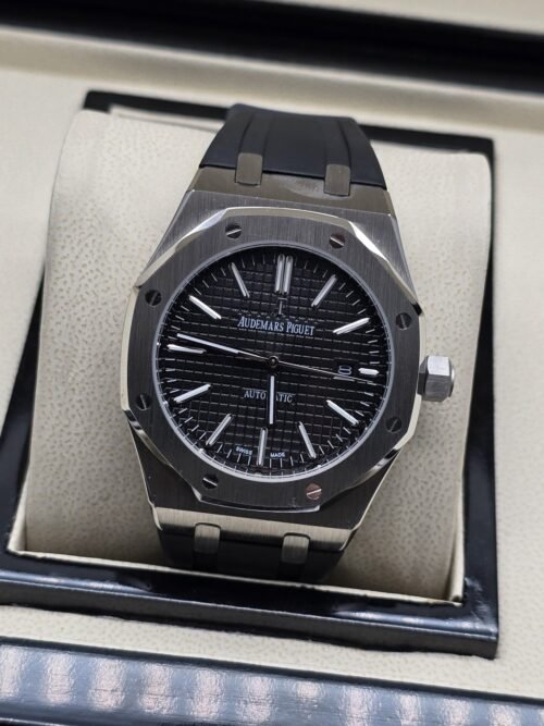 Audemars Piguet — esfera negra de diseño sencillo y correa negra