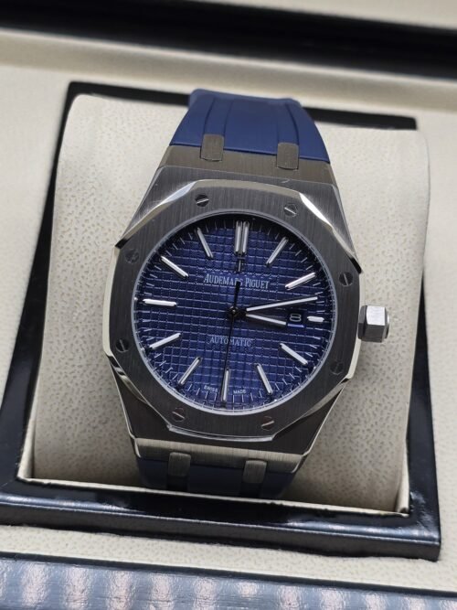 Audemars Piguet — esfera azul de diseño sencillo y correa azul