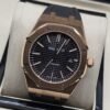 Audemars Piguet — esfera negra de diseño sencillo y caja rosada