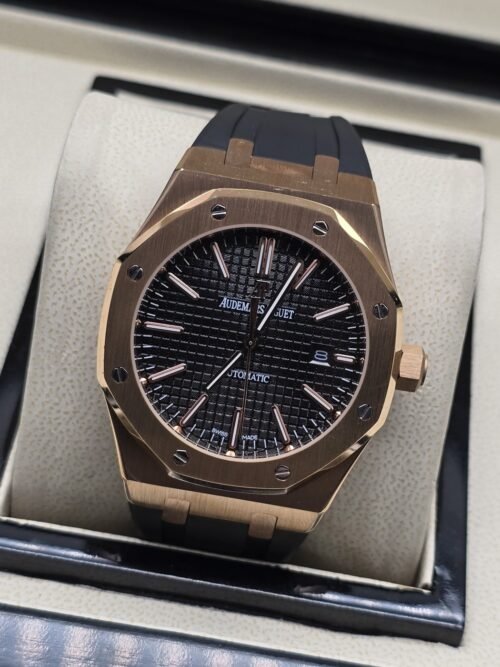 Audemars Piguet — esfera negra de diseño sencillo y caja rosada