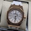 Audemars Piguet — esfera blanca y correa blanca con caja rosada