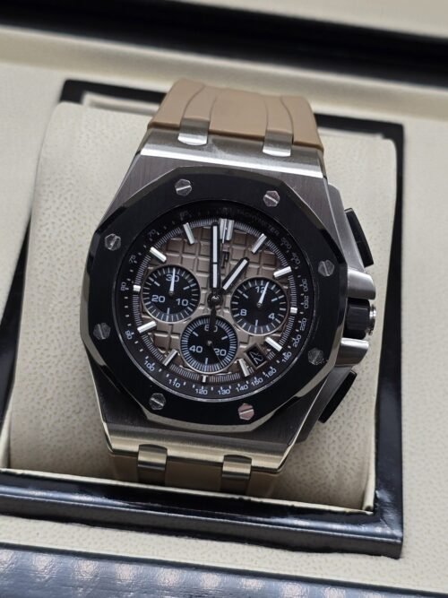 Audemars Piguet — esfera negra con subesferas y correa beige