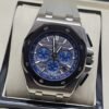 Audemars Piguet — esfera gris con subesferas azules y correa clara