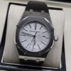 Audemars Piguet — esfera blanca texturizada y correa negra