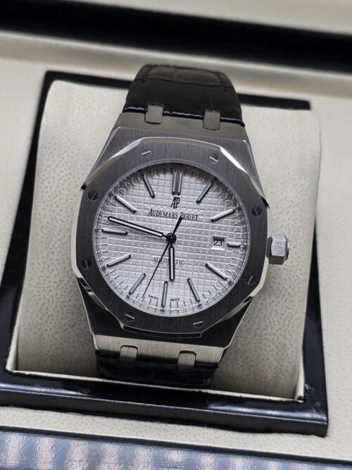 Audemars Piguet — esfera blanca texturizada y correa negra