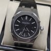 Audemars Piguet — esfera negra texturizada y correa negra