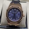 Audemars Piguet — esfera azul y correa oscura con caja rosada