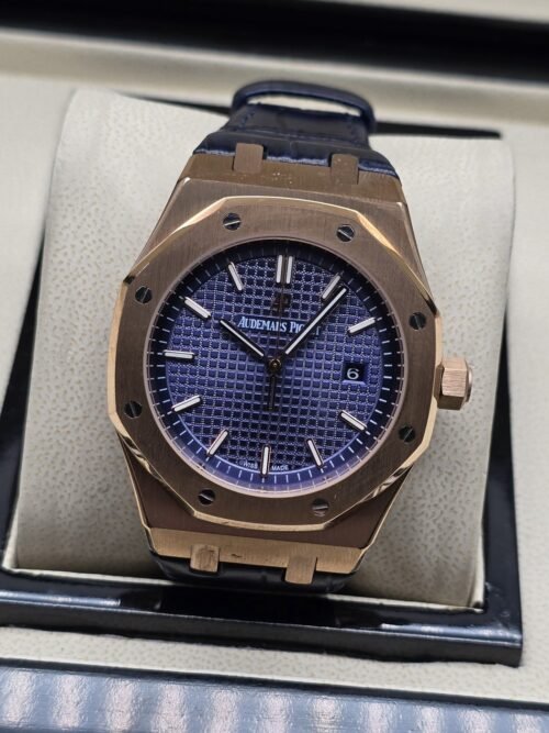 Audemars Piguet — esfera azul y correa oscura con caja rosada