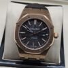 Audemars Piguet — esfera negra y correa oscura con caja rosada
