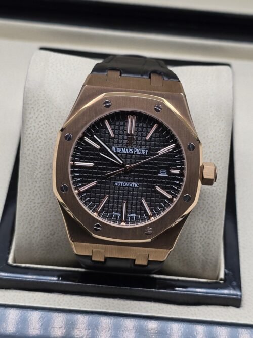 Audemars Piguet — esfera negra y correa oscura con caja rosada