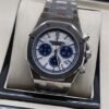 Audemars Piguet — esfera blanca con subesferas azules y brazalete plateado