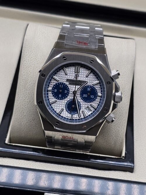 Audemars Piguet — esfera blanca con subesferas azules y brazalete plateado