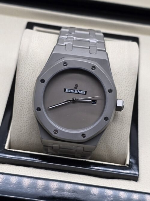Audemars Piguet — esfera gris de diseño sencillo y caja gris