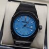 Audemars Piguet — esfera azul clara y brazalete negro