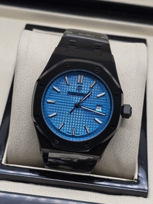 Audemars Piguet — esfera azul clara y brazalete negro