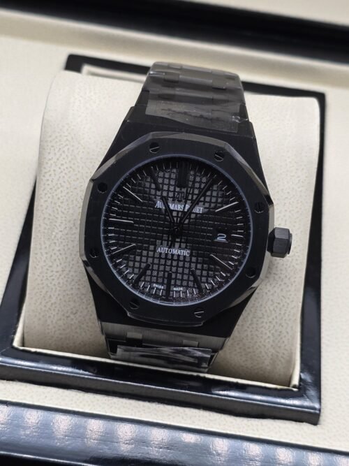 Audemars Piguet — esfera negra de textura radial y brazalete negro