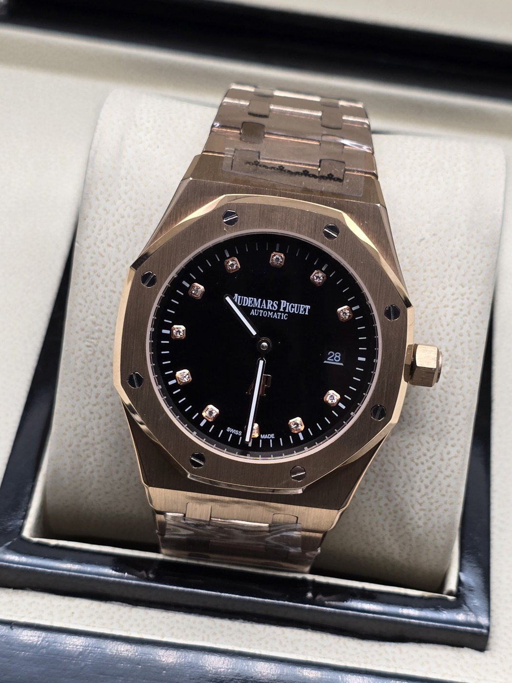 Audemars Piguet — esfera negra con indicadores brillantes y caja rosada