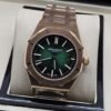 Audemars Piguet — esfera verde degradada y caja rosada
