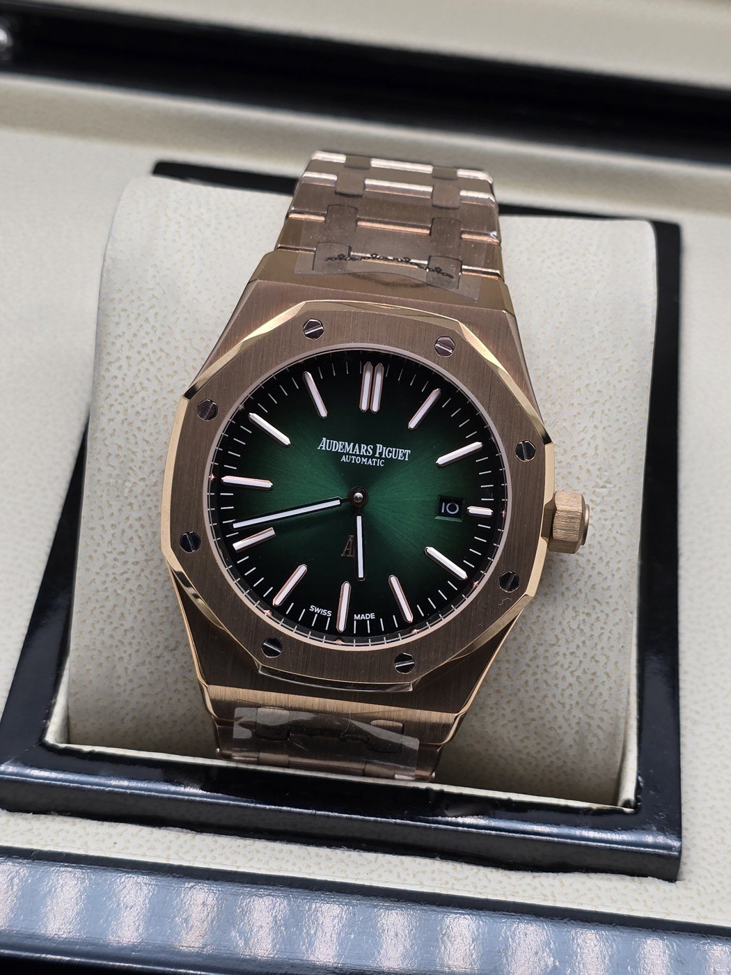 Audemars Piguet — esfera verde degradada y caja rosada