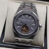Audemars Piguet — esfera gris con apertura y brazalete plateado