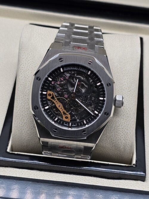 Audemars Piguet — esfera abierta negra y brazalete plateado