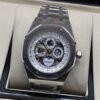 Audemars Piguet — esfera abierta con detalles claros y brazalete plateado