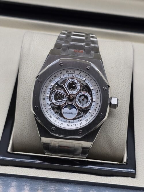 Audemars Piguet — esfera abierta con detalles claros y brazalete plateado