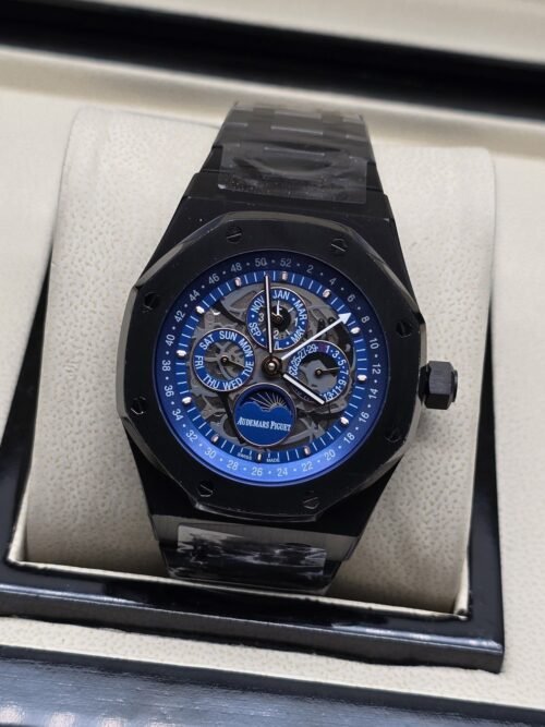 Audemars Piguet — esfera abierta azul y brazalete negro