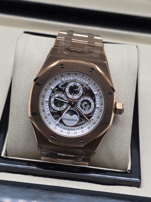 Audemars Piguet — esfera abierta clara y brazalete rosado