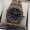 Audemars Piguet — esfera negra texturizada y brazalete rosado