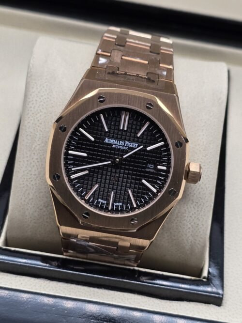 Audemars Piguet — esfera negra texturizada y brazalete rosado