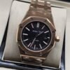 Audemars Piguet — esfera negra de índices claros y brazalete rosado