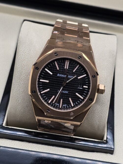 Audemars Piguet — esfera negra de índices claros y brazalete rosado