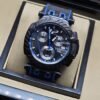 Tissot — esfera negra con detalles azules y correa a rayas