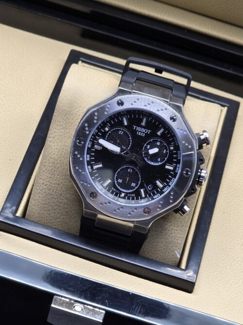 Tissot — esfera negra con subesferas y bisel gris