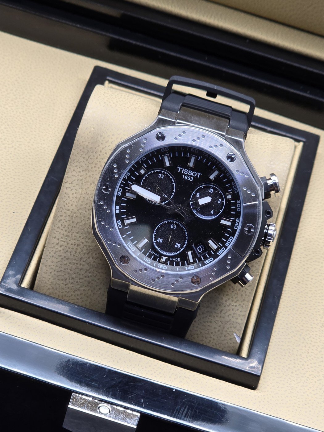 Tissot — esfera negra con subesferas y bisel gris