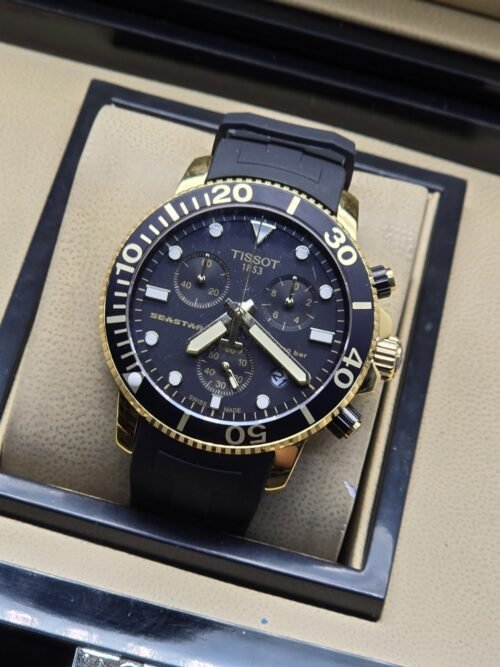 Tissot — esfera negra deportiva y bisel con detalles dorados