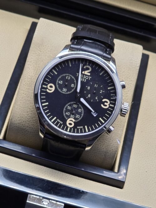Tissot — esfera negra con números claros y correa negra