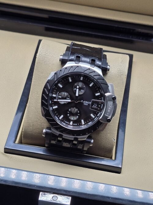 Tissot — esfera negra con subesferas y brazalete plateado
