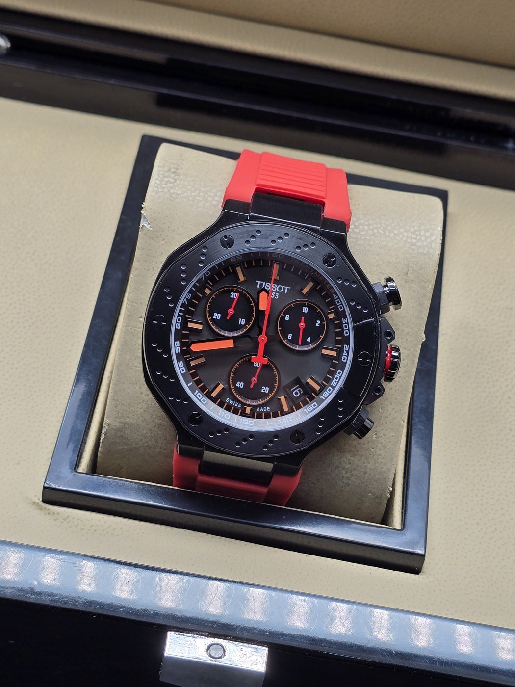 Tissot — esfera negra con detalles rojos y bisel oscuro