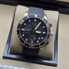 Tissot — esfera negra deportiva con detalles dorados