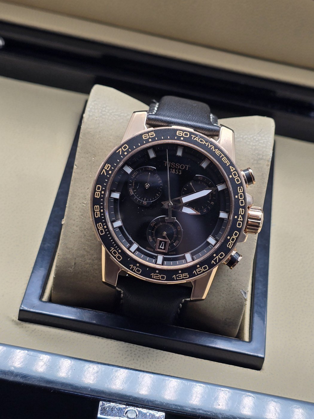 Tissot — esfera negra con subesferas y caja rosada