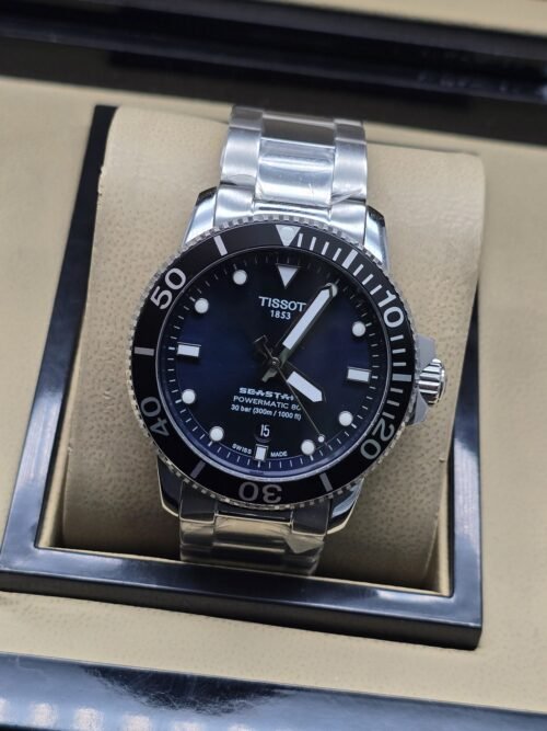 Tissot — esfera negra sencilla y bisel deportivo negro