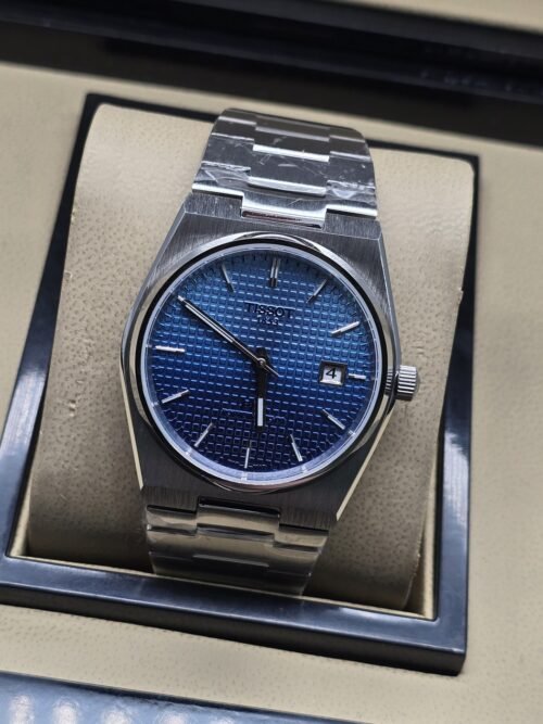Tissot — esfera azul texturizada y brazalete plateado