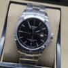 Tissot — esfera negra de diseño clásico y brazalete plateado