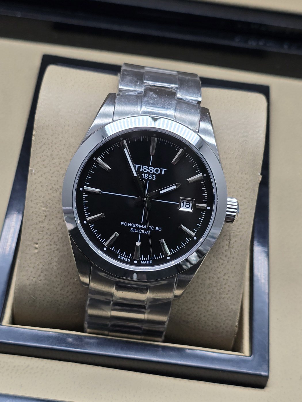 Tissot — esfera negra de diseño clásico y brazalete plateado