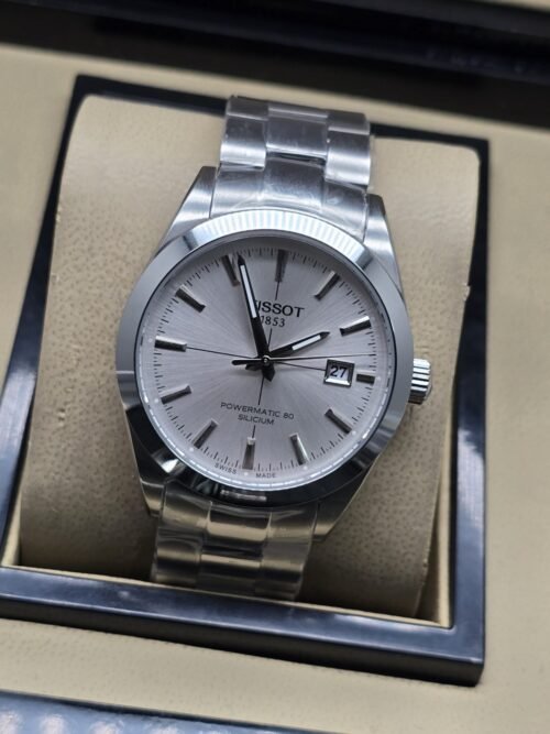 Tissot — esfera blanca de diseño clásico y brazalete plateado