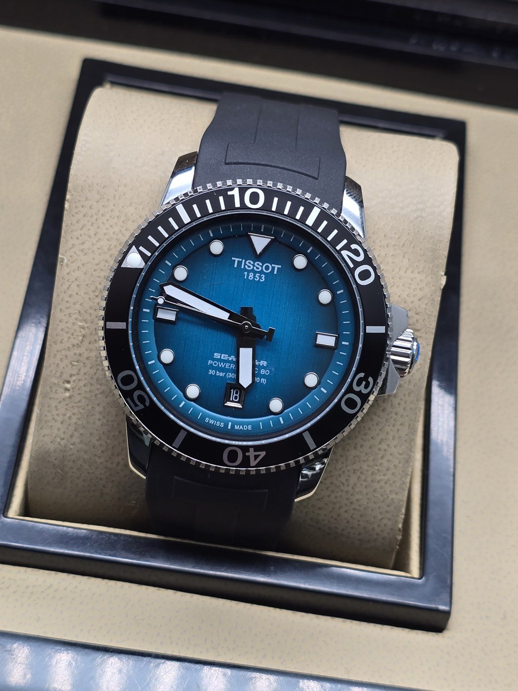 Tissot — esfera azul degradada y correa negra