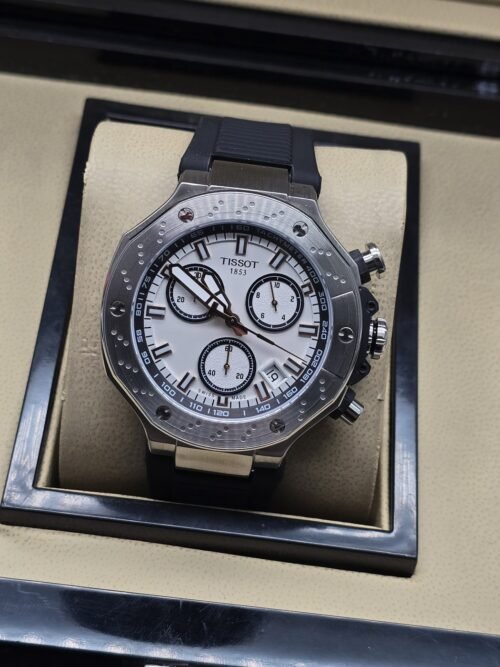 Tissot — esfera plateada con subesferas y correa negra